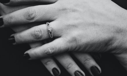 Jak wybrać idealny pierścionek zaręczynowy? Poradnik