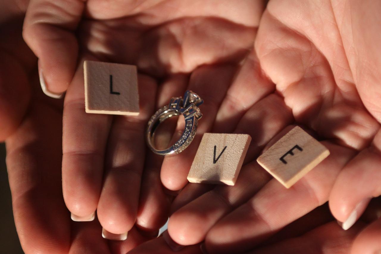 Pierścionek zaręczynowy – jaki wybrać?